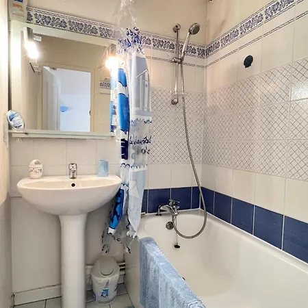 Situe Dans Avec Piscine, A Proximite De La 别墅 *