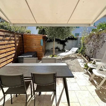 Situe Dans Avec Piscine, A Proximite De La Ars-en-Re
