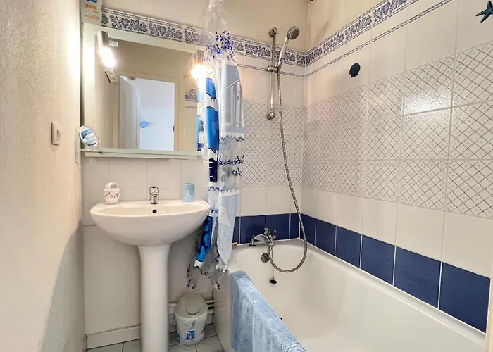 Situe Dans Avec Piscine, A Proximite De La 别墅 *