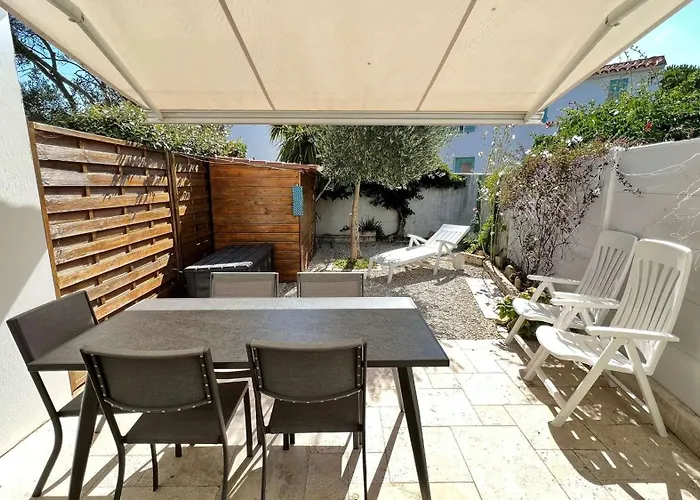 Situe Dans Avec Piscine, A Proximite De La 别墅 *